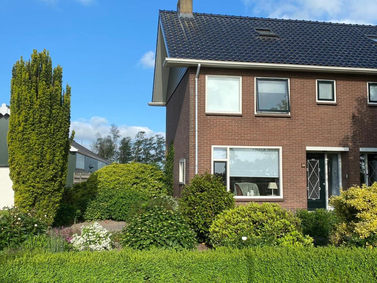 Huis Bij Het Water Met Sloepje Jutrijp Esterno foto
