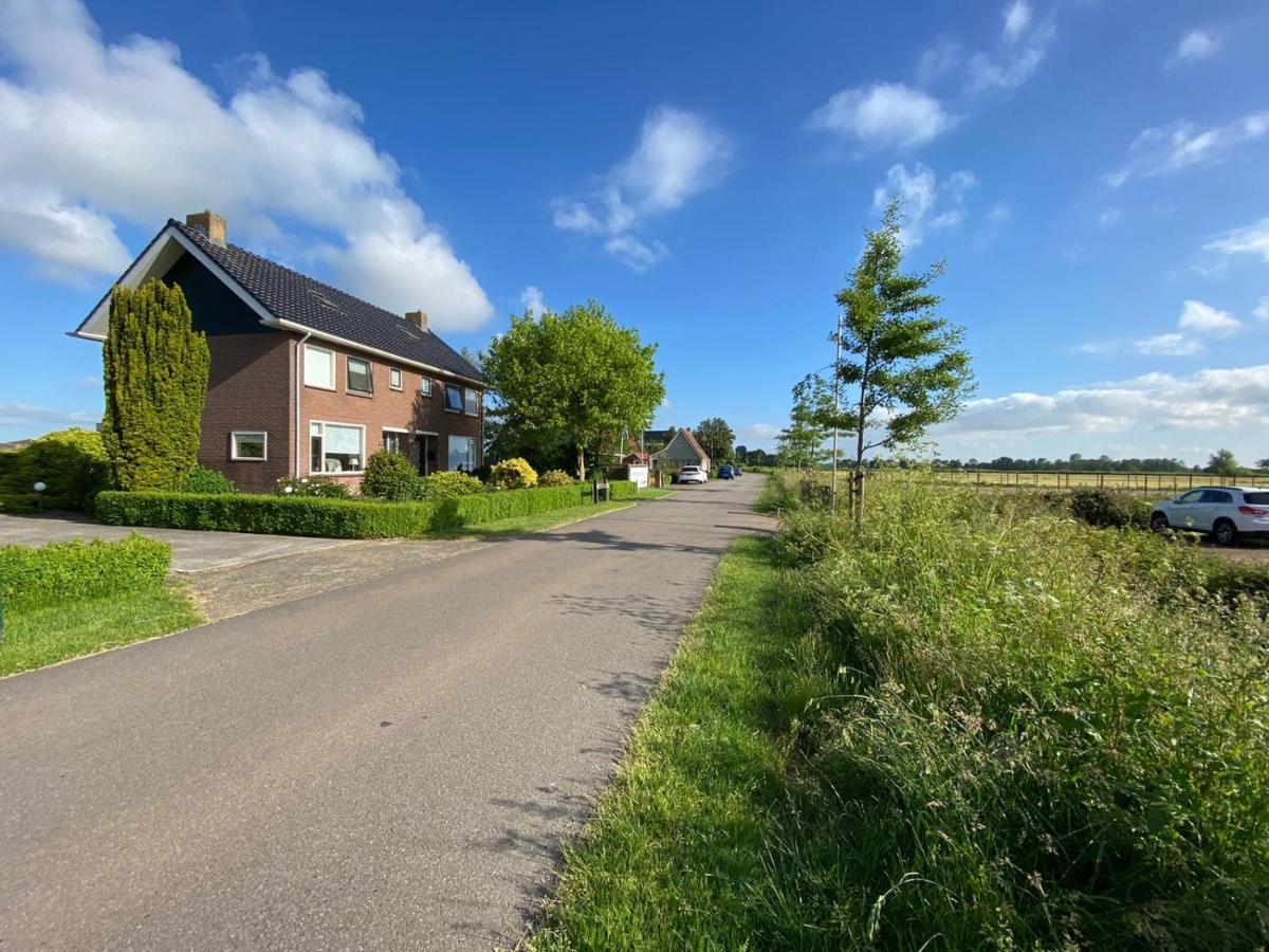 Huis Bij Het Water Met Sloepje Jutrijp Esterno foto