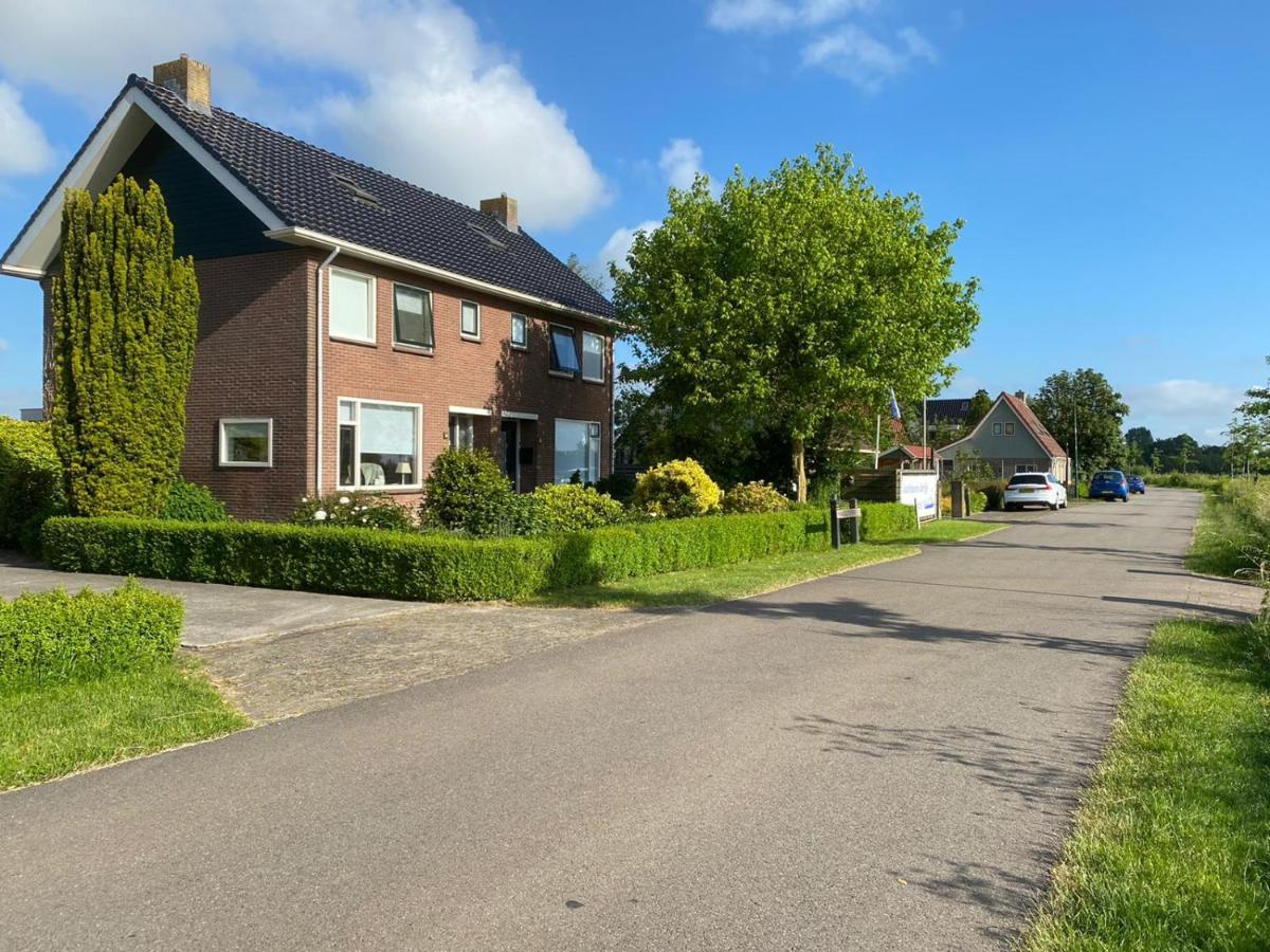 Huis Bij Het Water Met Sloepje Jutrijp Esterno foto
