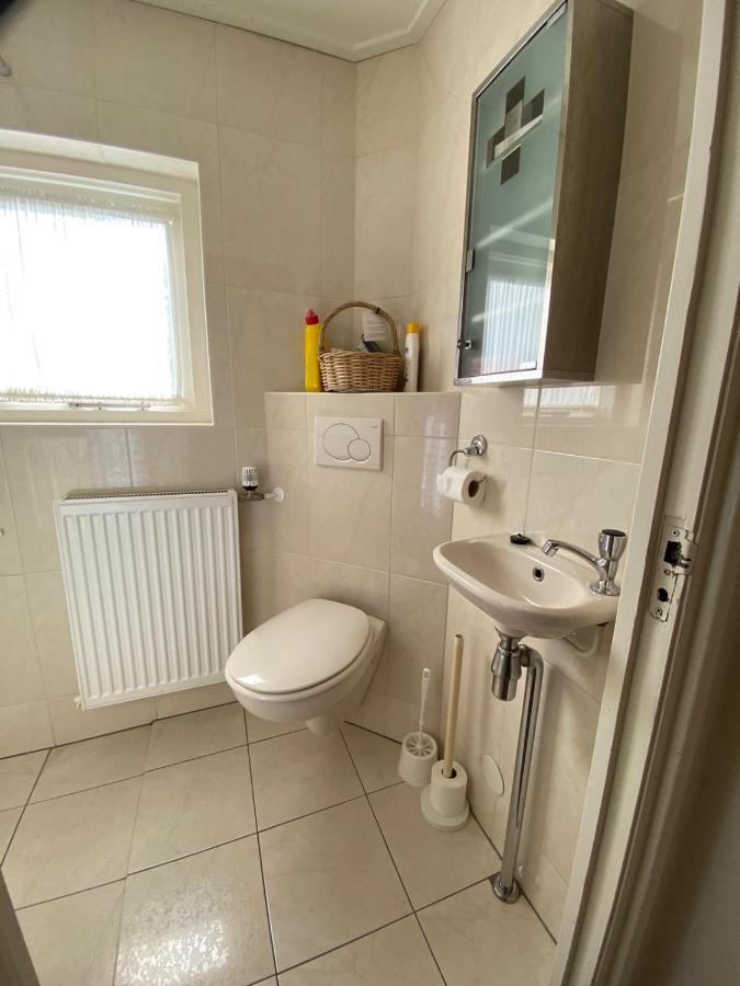 Huis Bij Het Water Met Sloepje Jutrijp Esterno foto
