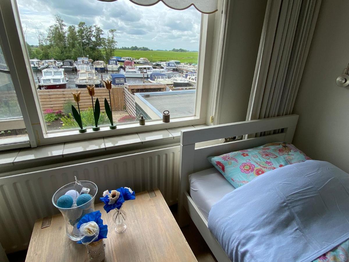 Huis Bij Het Water Met Sloepje Jutrijp Esterno foto