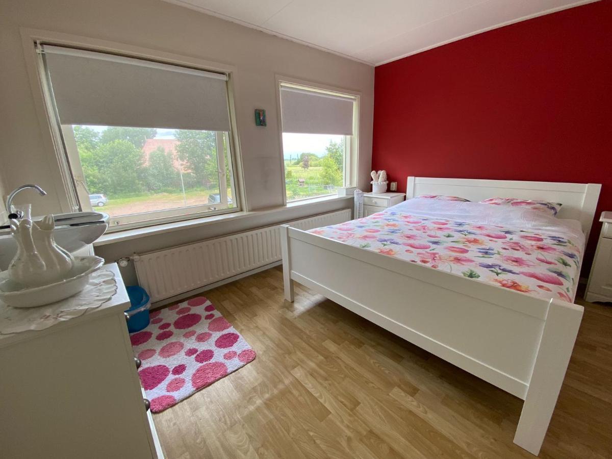Huis Bij Het Water Met Sloepje Jutrijp Esterno foto
