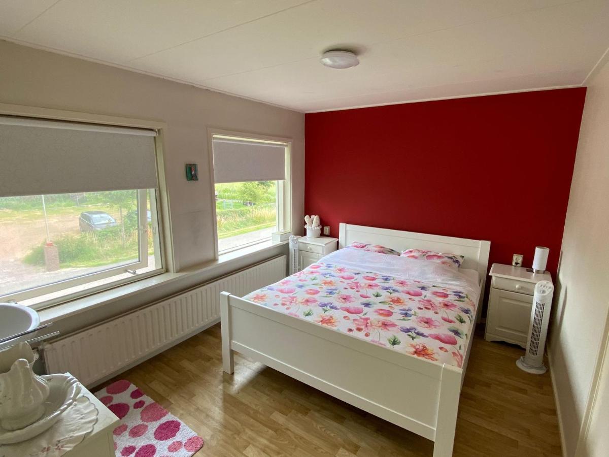 Huis Bij Het Water Met Sloepje Jutrijp Esterno foto