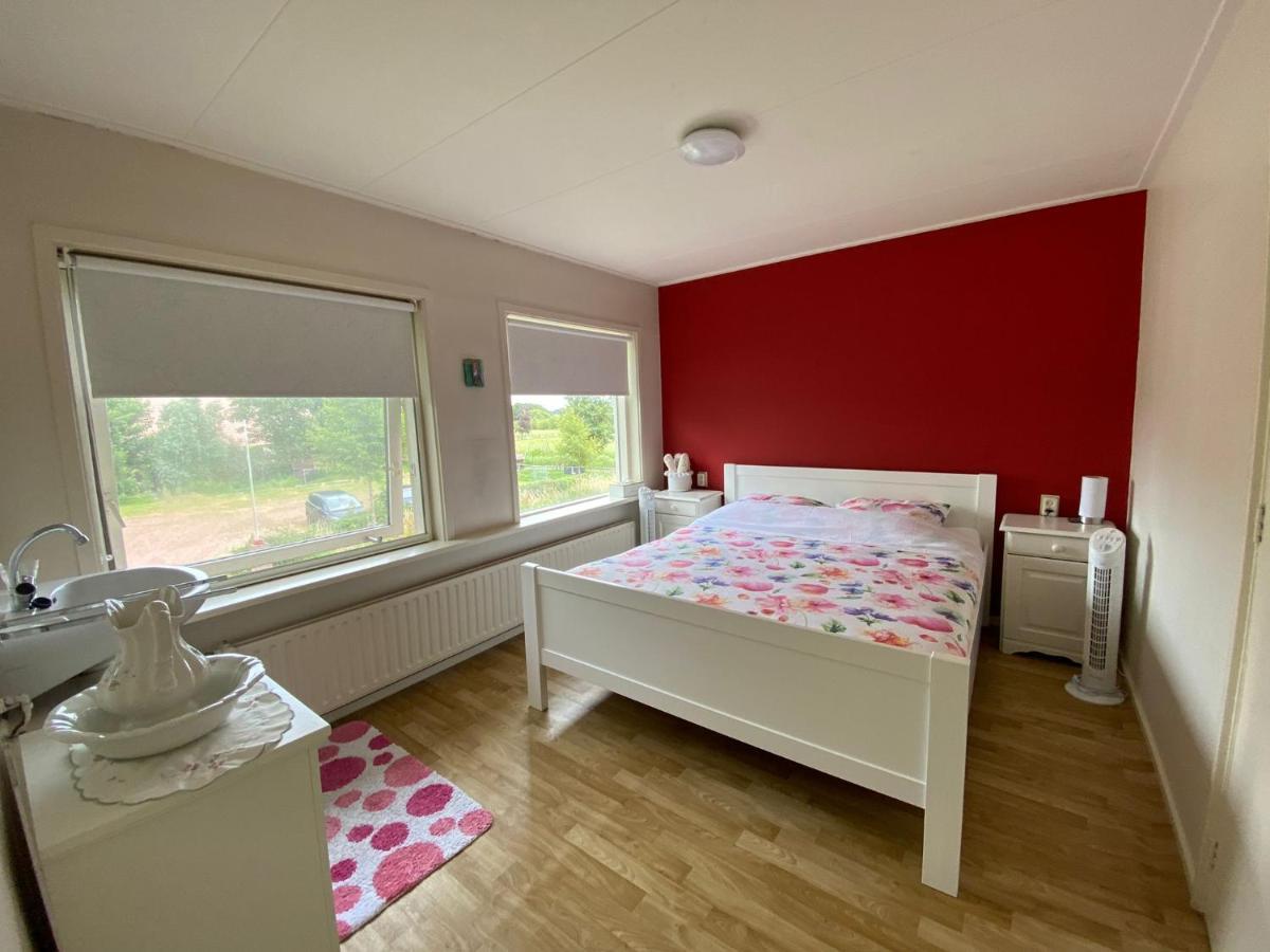 Huis Bij Het Water Met Sloepje Jutrijp Esterno foto