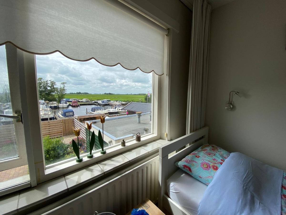 Huis Bij Het Water Met Sloepje Jutrijp Esterno foto
