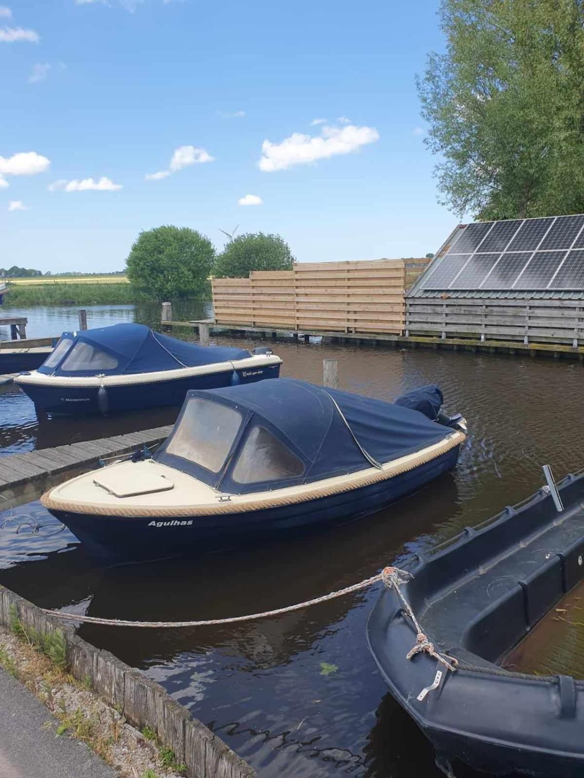 Huis Bij Het Water Met Sloepje Jutrijp Esterno foto