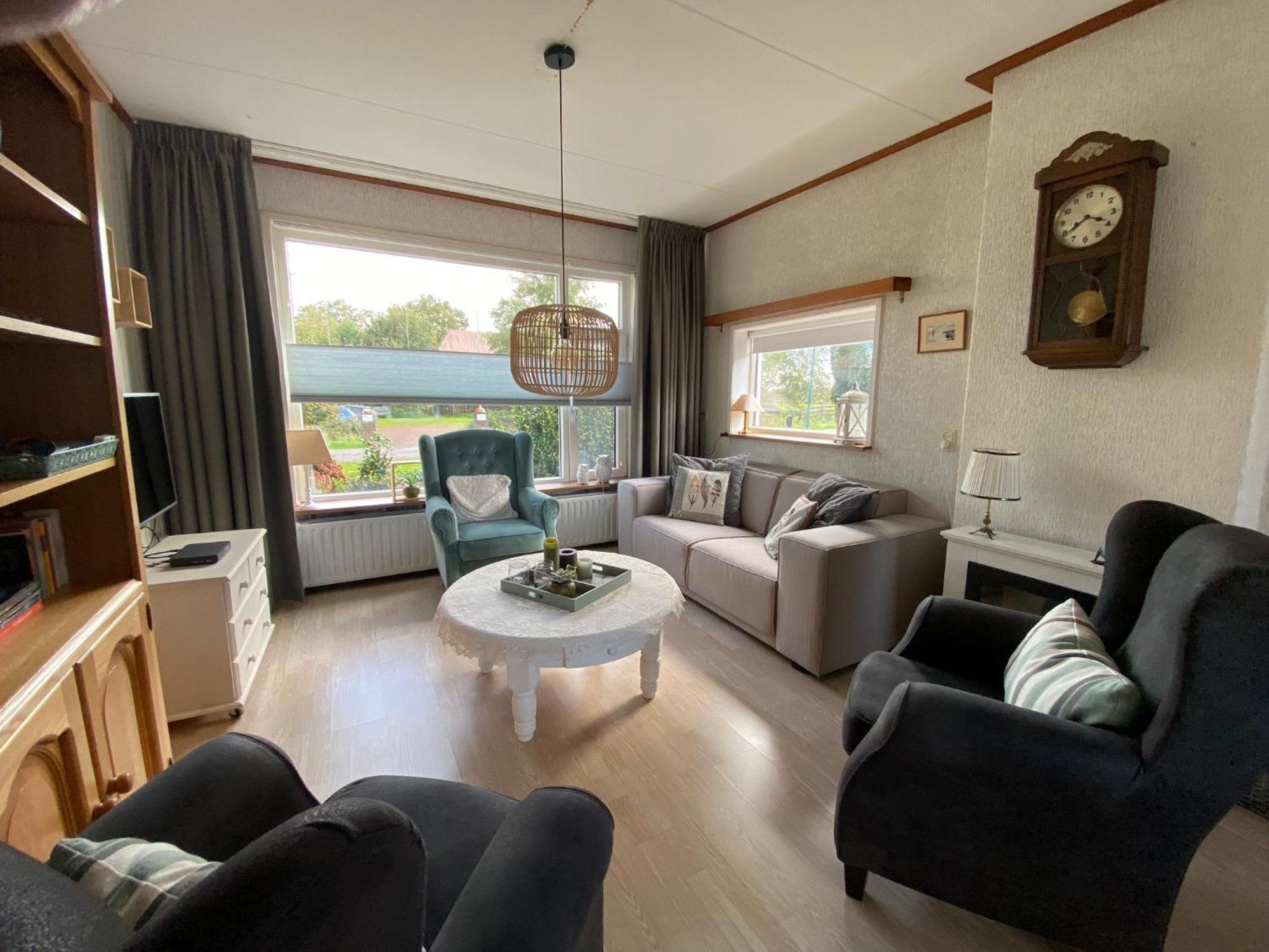 Huis Bij Het Water Met Sloepje Jutrijp Esterno foto
